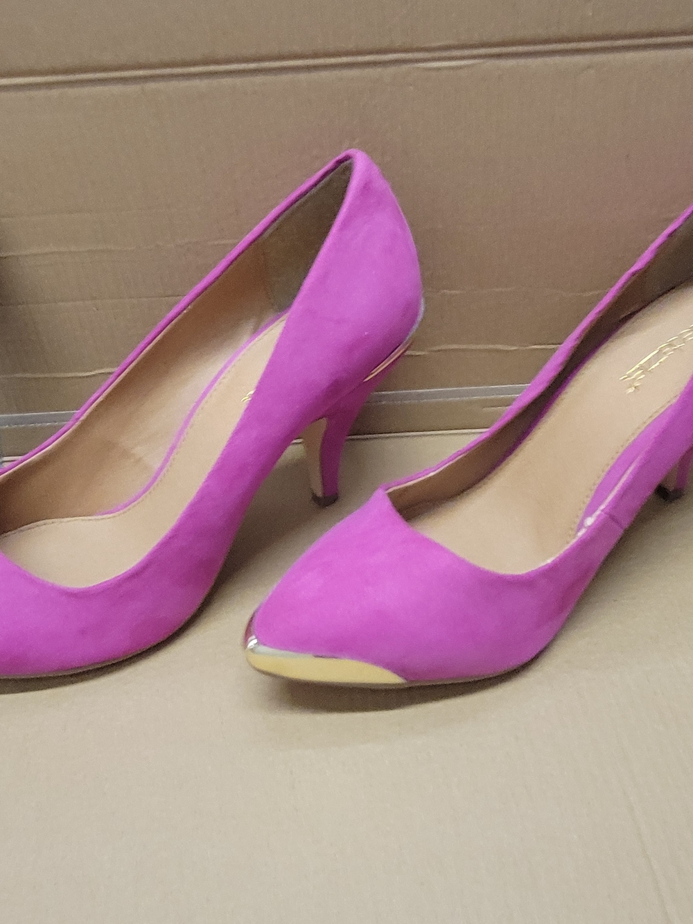 Women’s Fuchsia Suede Pointed-Toe Pumps